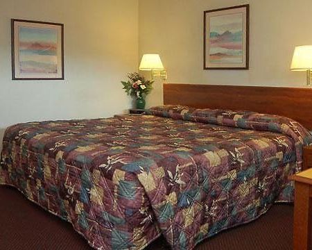 Econo Lodge Pratt Номер фото